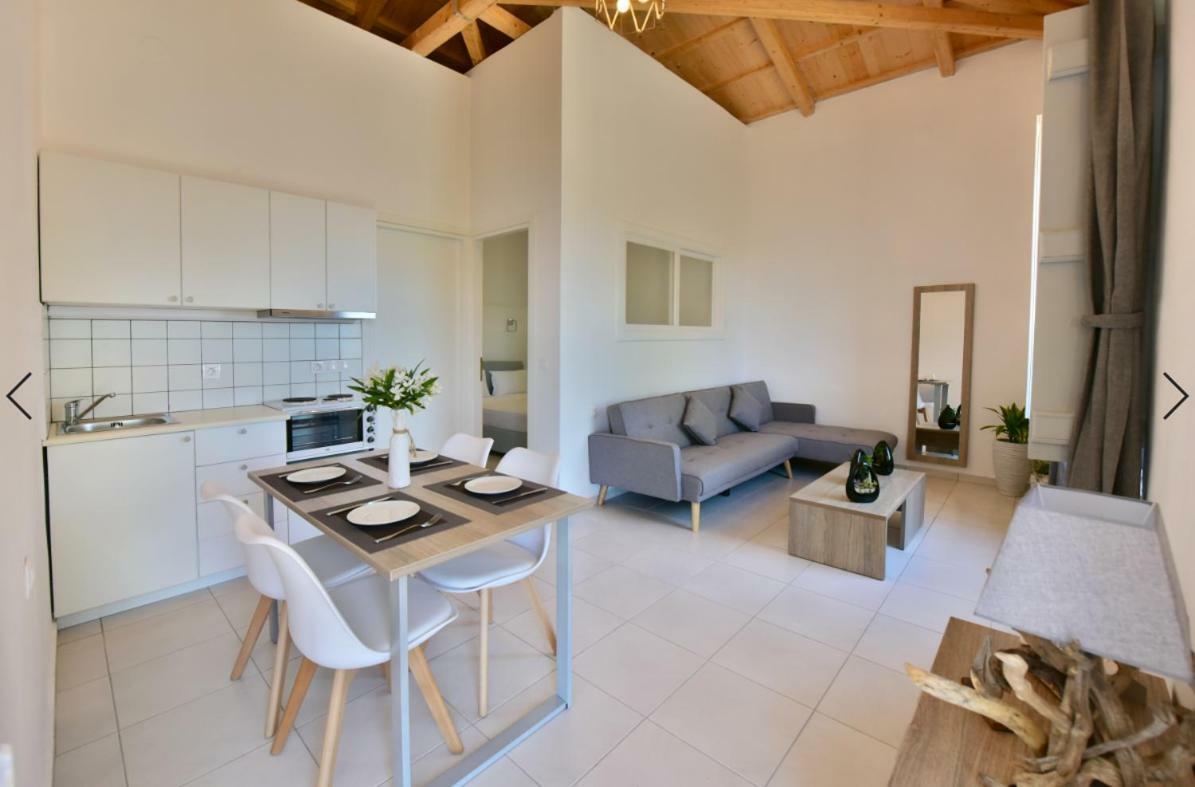 Douskos Beach House Apartment ไฮดรา ภายนอก รูปภาพ