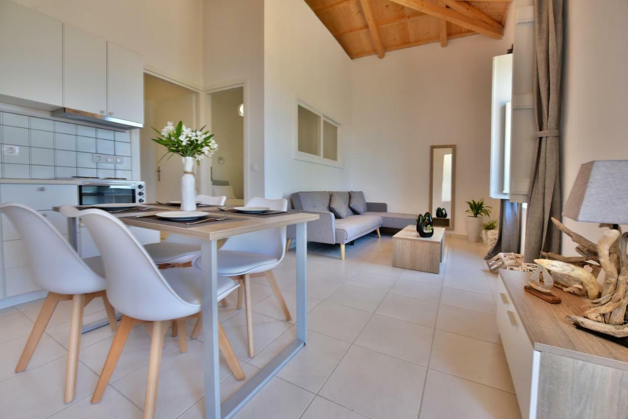 Douskos Beach House Apartment ไฮดรา ภายนอก รูปภาพ